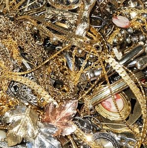#2052, RETRO ESTATE "5 ITEMS" NEW, GOLD  & SILVER PLATED JEWELRY LOT,